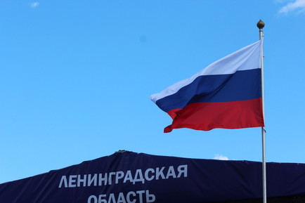 Поздравление руководителей Кировского муниципального района ЛО с Днем Государственного флага